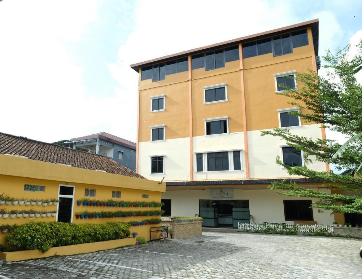 Joyful Hotel Tanjung Pandan Exterior photo