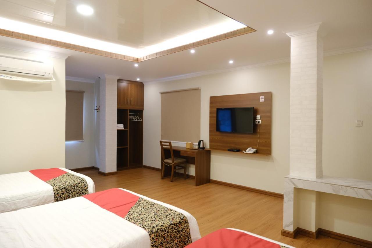 Joyful Hotel Tanjung Pandan Exterior photo