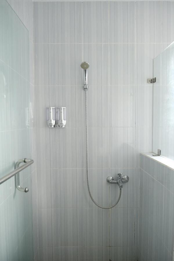 Joyful Hotel Tanjung Pandan Exterior photo