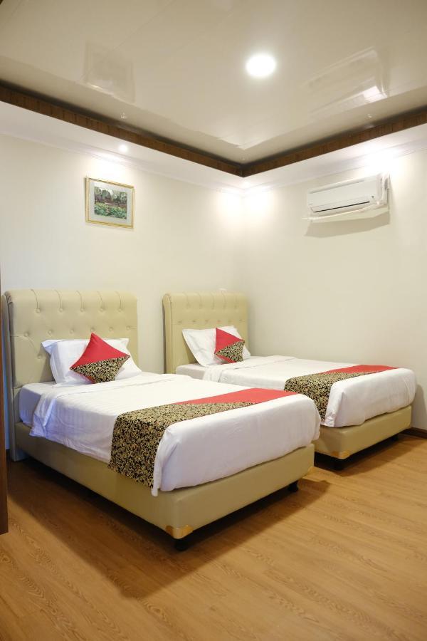 Joyful Hotel Tanjung Pandan Exterior photo