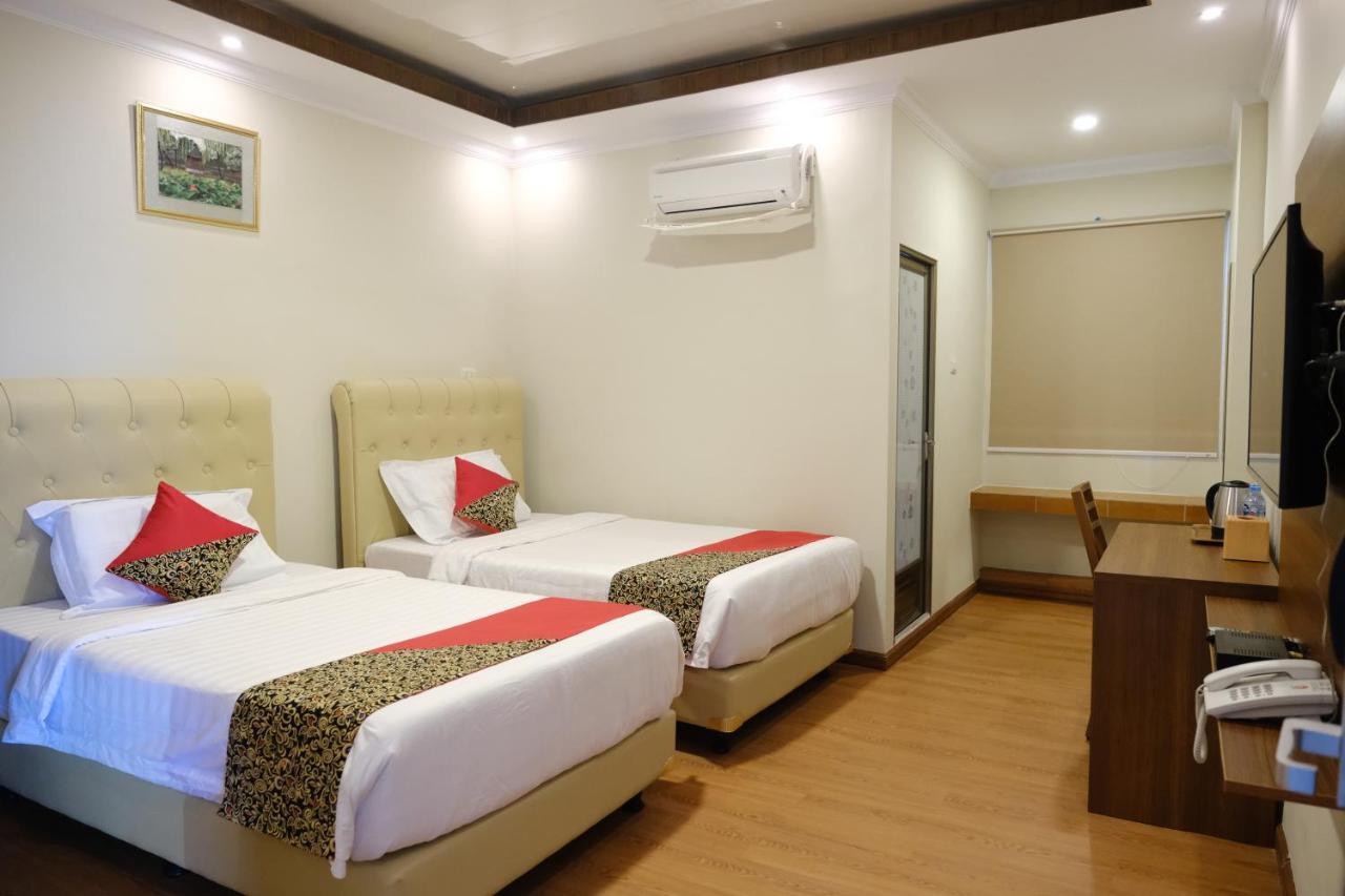 Joyful Hotel Tanjung Pandan Exterior photo