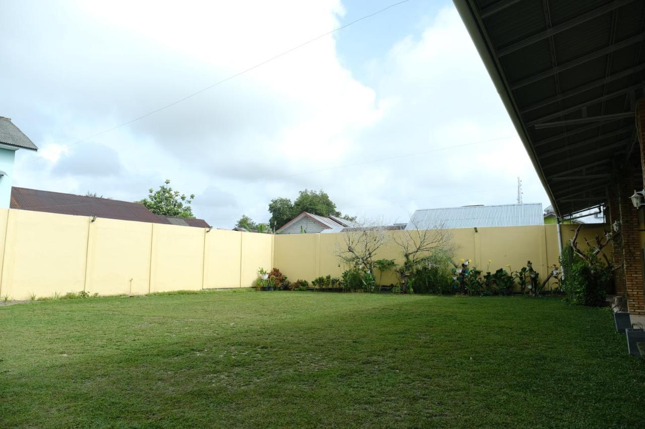 Joyful Hotel Tanjung Pandan Exterior photo