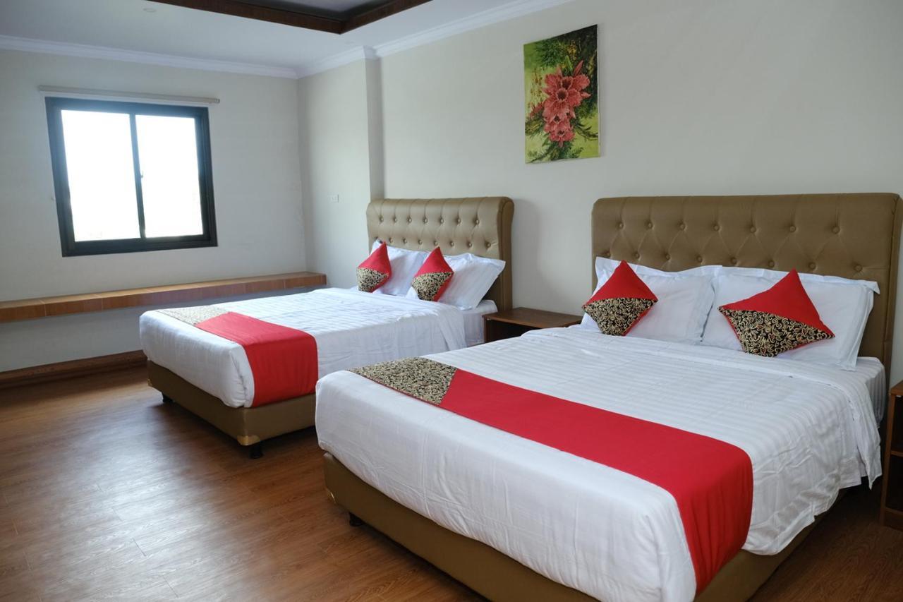 Joyful Hotel Tanjung Pandan Exterior photo